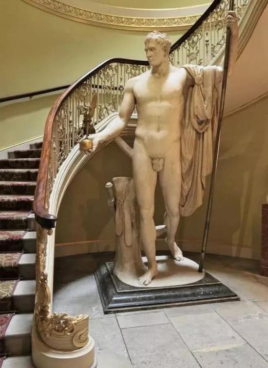 阿普斯利大屋的战神拿破仑雕塑
